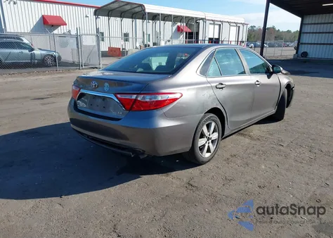 2015 Toyota Camry Le z USA, uszkodzony, nr VIN 4T4BF1FK4FR494856